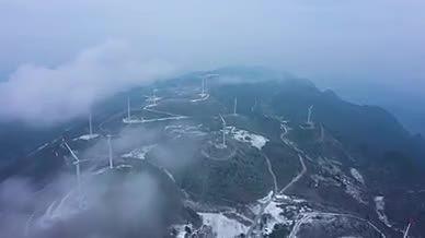 4K航拍宏伟大气雪山之巅风力发电机大风车视频的预览图